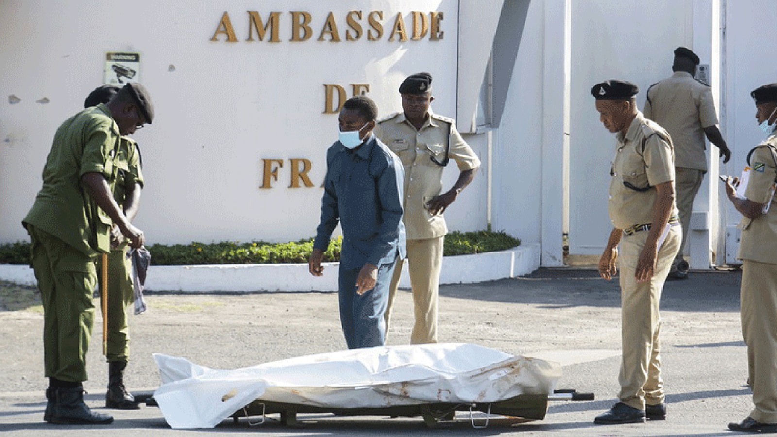 صورة متداولة عبر تويتر من موقع الحادث أمام السفارة الفرنسية في تنزانيا