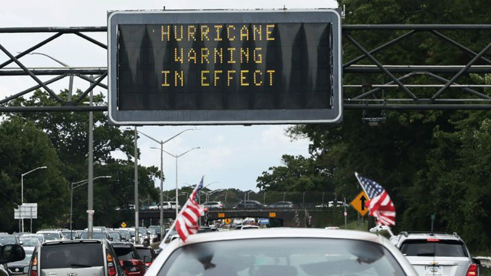 لافتة إلكترونية تُحذِّر الأميركيين في الشوارع من وصول الإعصار