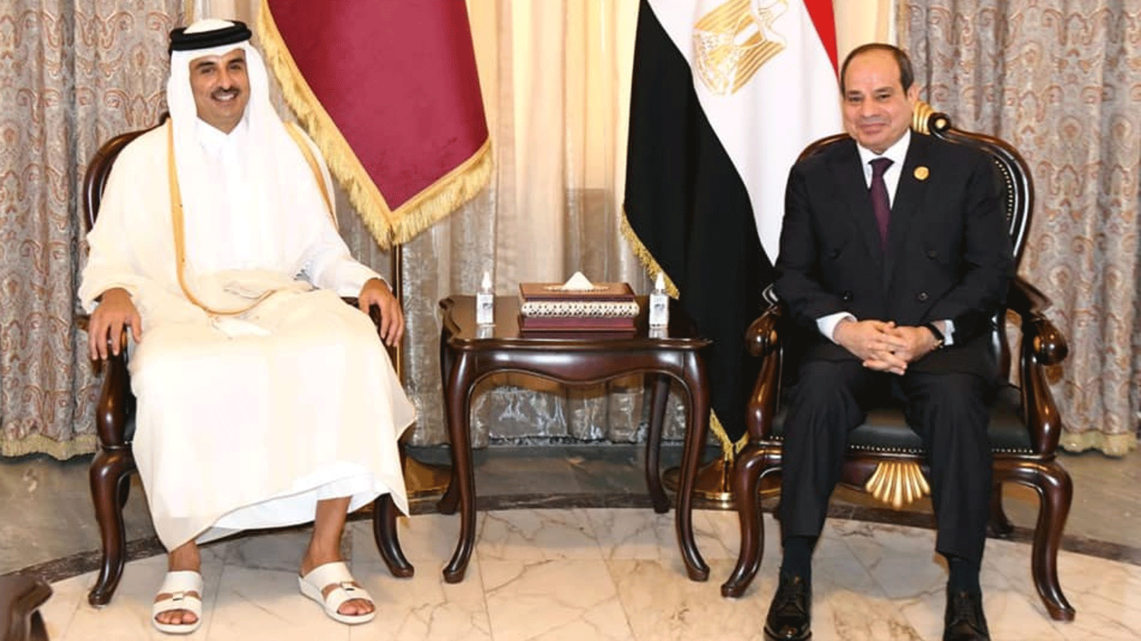 الرئيس المصري وأمير قطر خلال اجتماعهما في بغداد السبت 28 آب/ أغسطس 2021 (الصورة من الرئاسة المصرية)