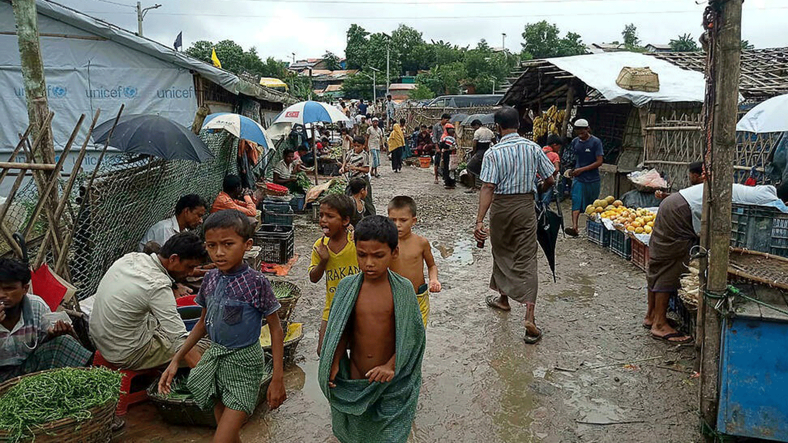 لاجئون من الروهينغا يسيرون على طول الطريق في مخيم كوتوبالونغ للاجئين في أوخيا، بنغلاديش