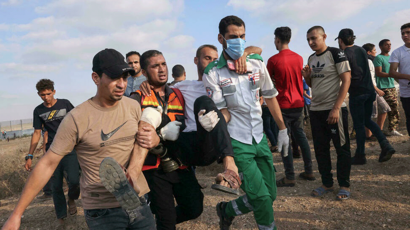 مسعفون ومتظاهرون فلسطينيون يخلون مصابا أصيب في اشتباكات مع قوات الأمن الإسرائيلية