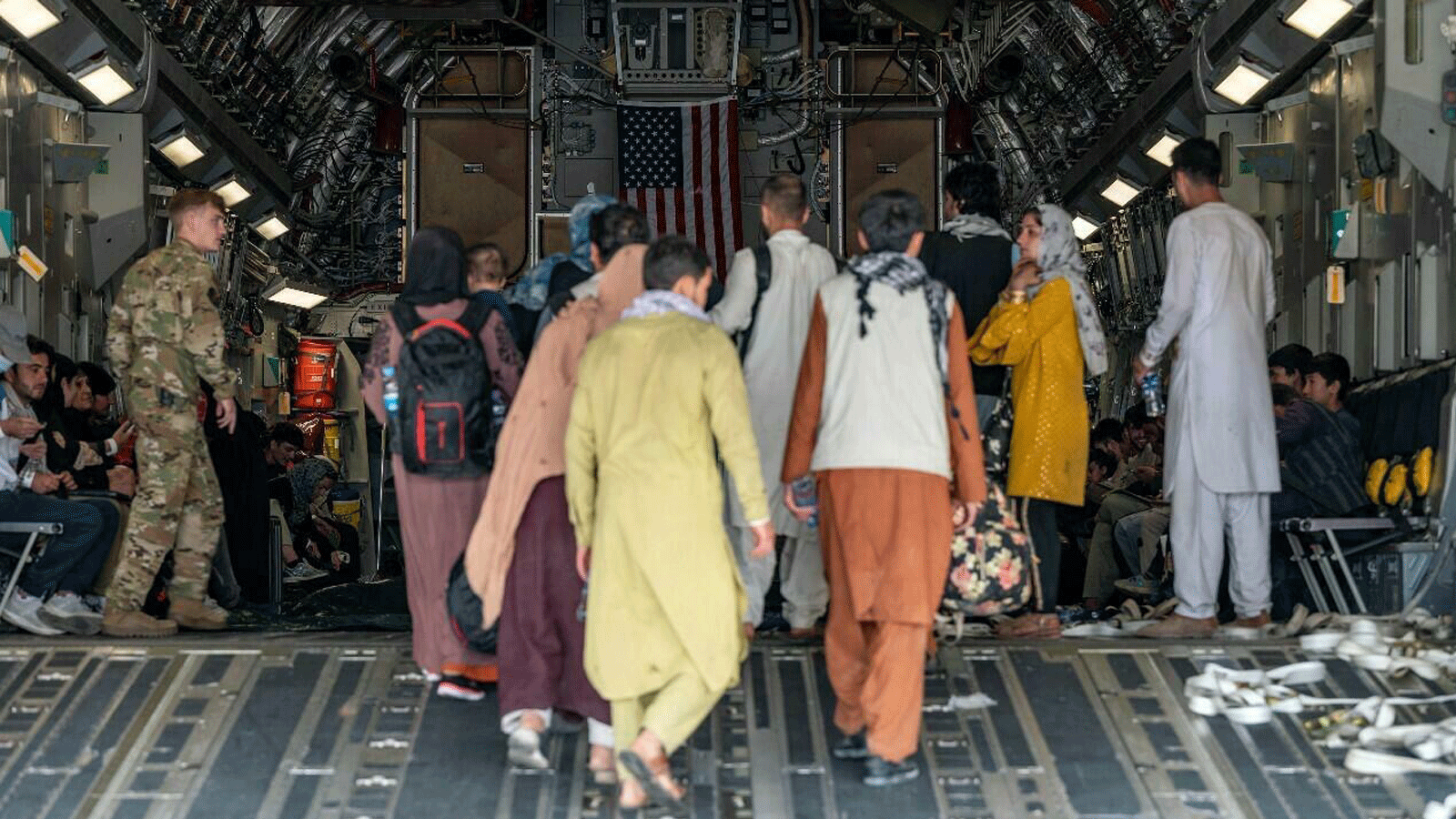 أفغان يدخلون طائرة تابعة للقوات الجوية الأميركية من طراز C-17 Globemaster III في مطار حامد كرزاي الدولي في كابول في 20 آب/أغسطس 2021