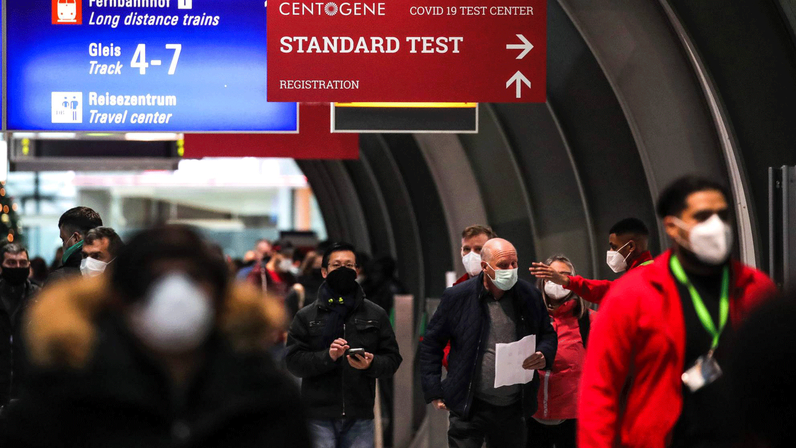 يصطف الركاب في مركز اختبار COVID-19 في مطار فرانكفورت الدولي في 19 كانون الأول/ ديسمبر 2020