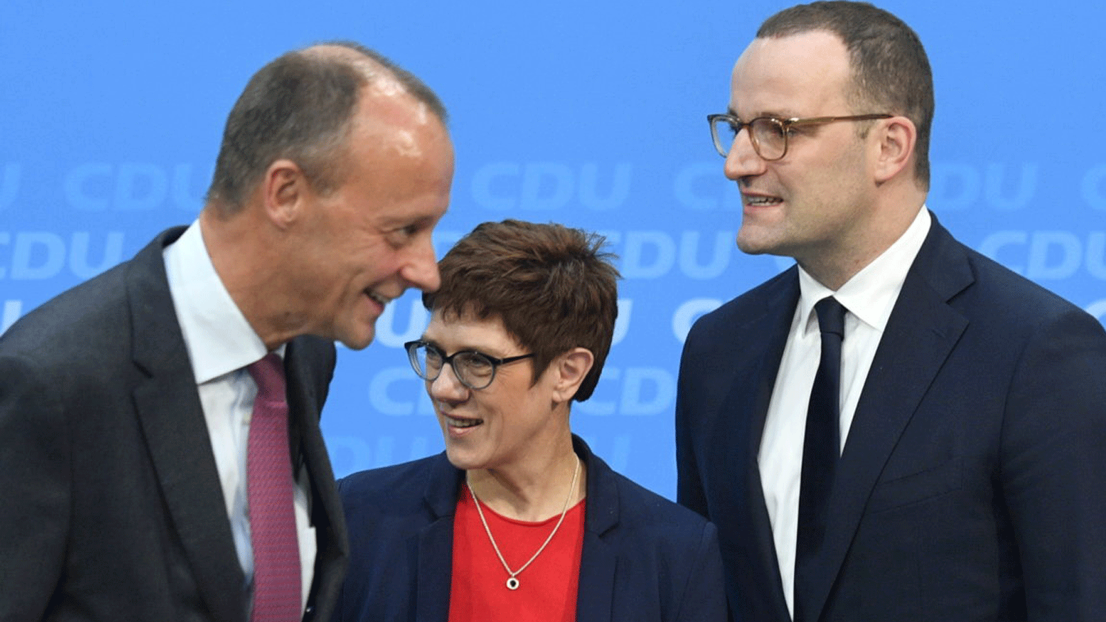 فريدريك ميرز، إلى اليسار، أنجريت كرامب-كارينباور وجينز سبان في مواجهة لقيادة الديمقراطيين المسيحيين في ألمانيا