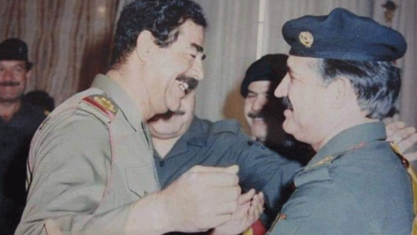 لطيف نصيف جاسم في صورة تجمعه مع صدام حسين (أرشيف)