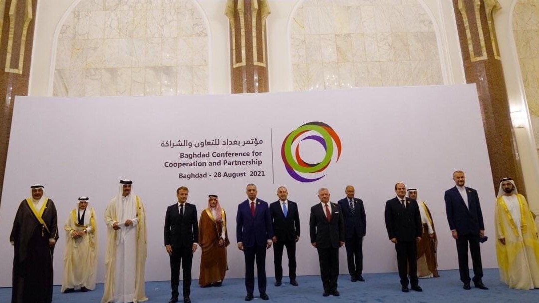 الصورة التذكارية للمشاركين في مؤتمر بغداد، ويظهر وزير الخارجية الإيراني الثاني من اليمين، في مكان غير مخصص له بحسب خريطة توزيع أماكن الوقوف التي رسمتها التشريفات العراقية