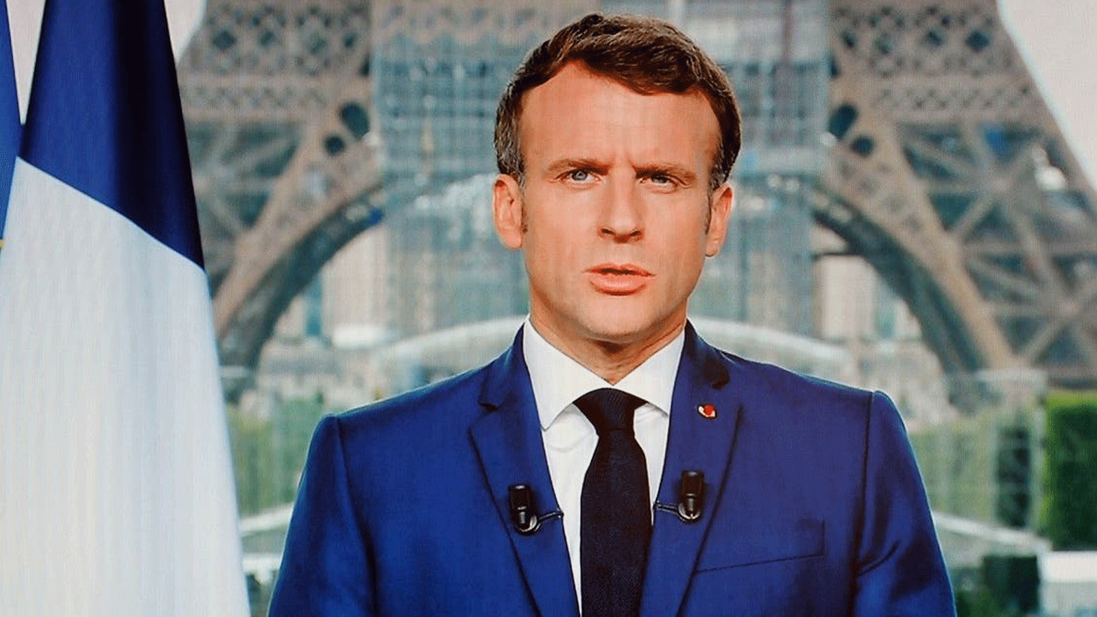 الرئيس الفرنسي إيمانويل ماكرون يظهر على شاشة التلفزيون وهو يتحدث خلال خطاب متلفز في باريس. 12 تموز/ يوليو 2021