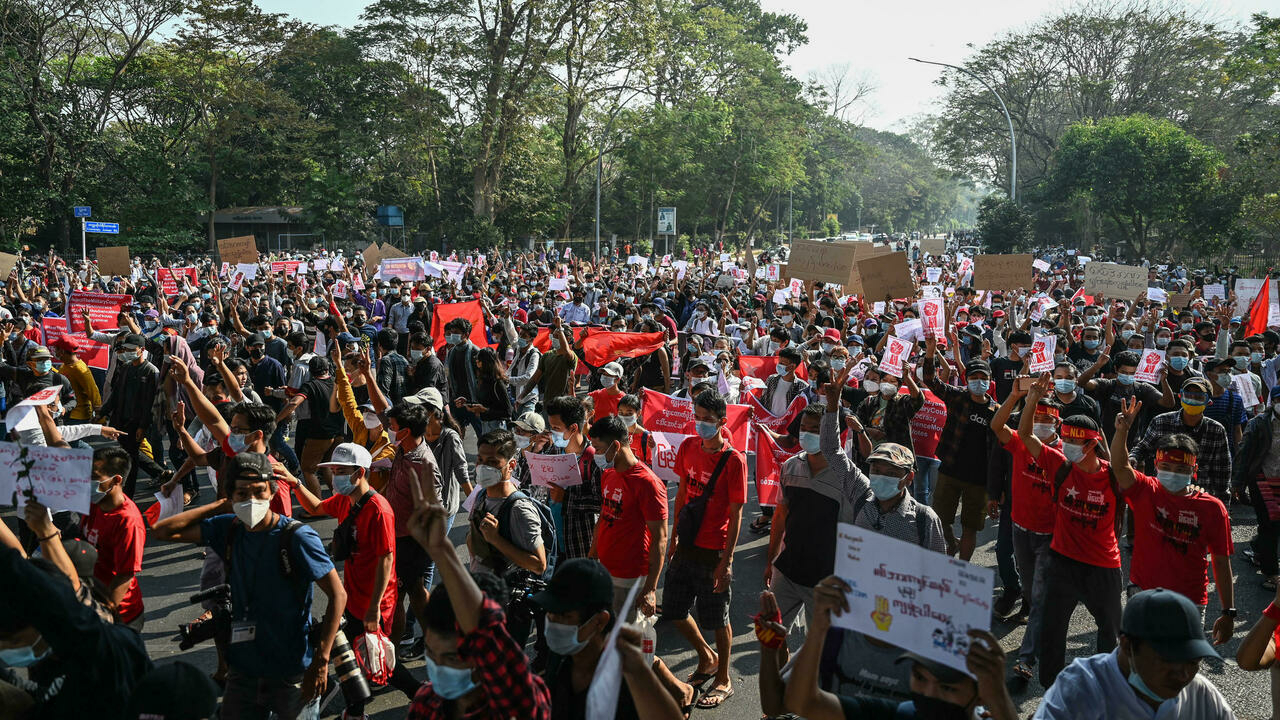 آلاف البورميين في مظاهرات احتجاجا على الانقلاب العسكري والإطاحة بأونغ سان سو تشي. رانغون 7 فبراير/شباط 2021