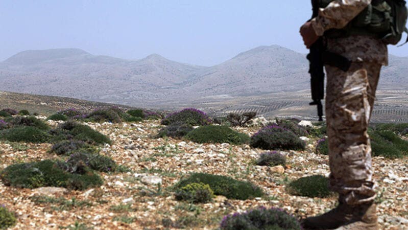 عنصر من حزب الله في الجرود على الحدود اللبنانية - السورية