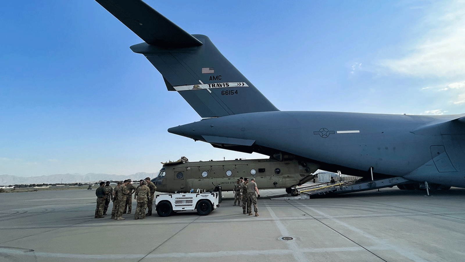 آخر الجنود الأميركين يصعدون على متن الطائرة في كابول