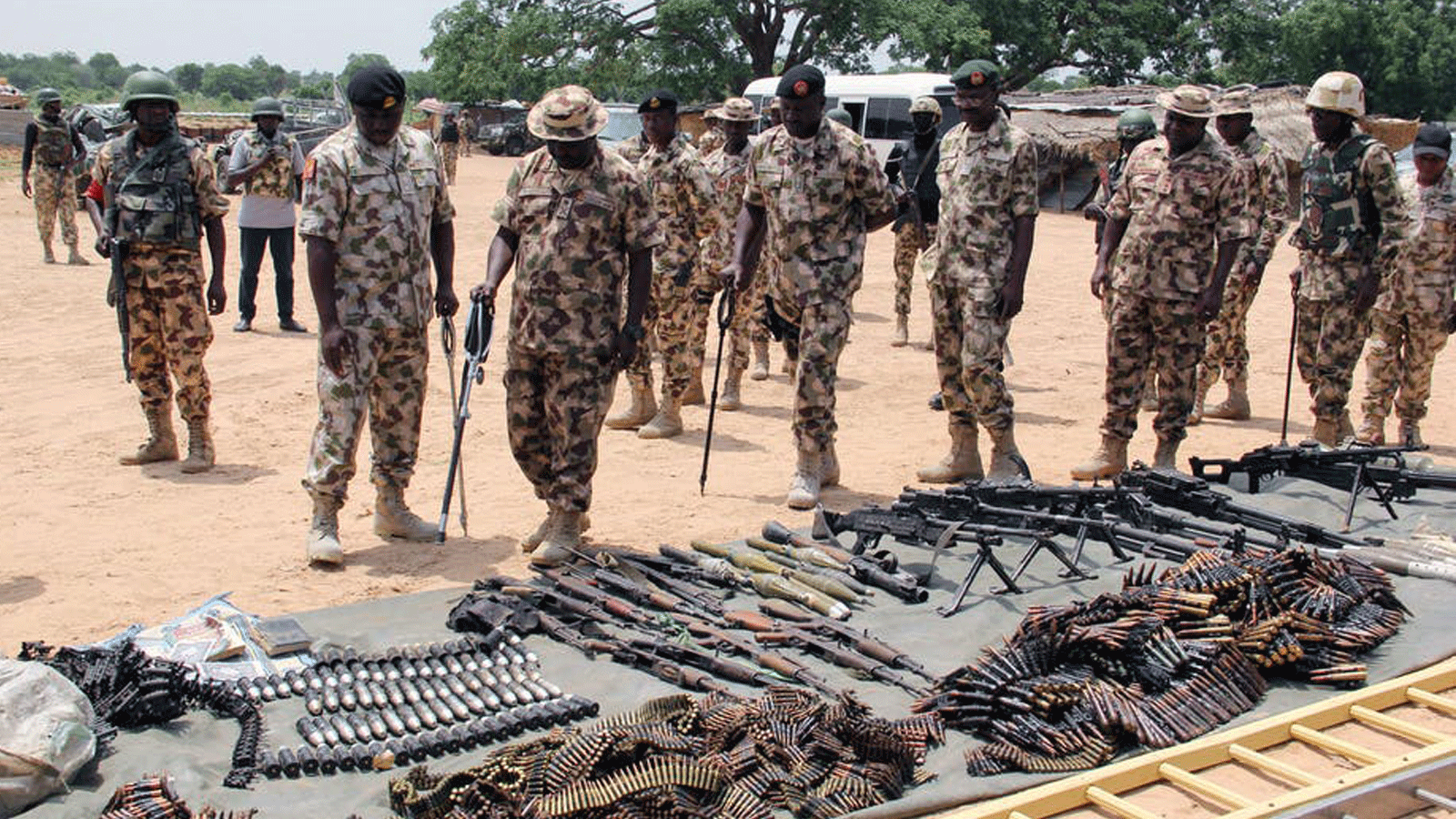 قادة عسكريون يتفقدون أسلحة وذخائر تم انتشالها من جهاديي بوكو حرام