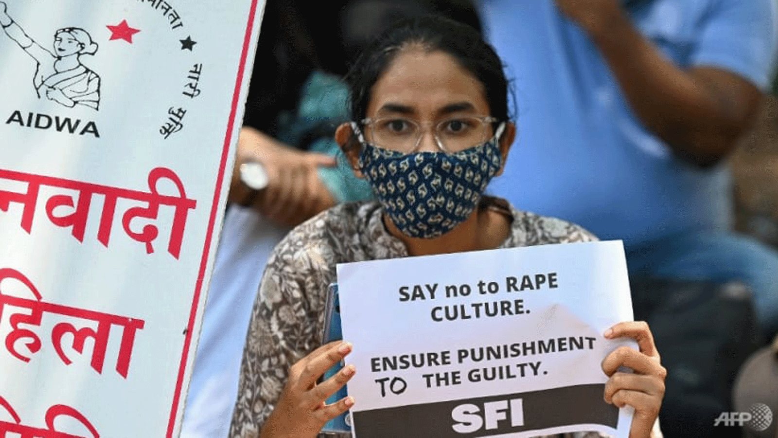 ناشطون من اتحاد الطلاب في الهند (SFI) وجمعية النساء الديمقراطيات لعموم الهند (AIDWA) يحملون لافتات احتجاج في نيودلهي في 4 آب/ أغسطس 2021، ضد الاغتصاب والقتل مطالبين بمعاقبة المذنبين