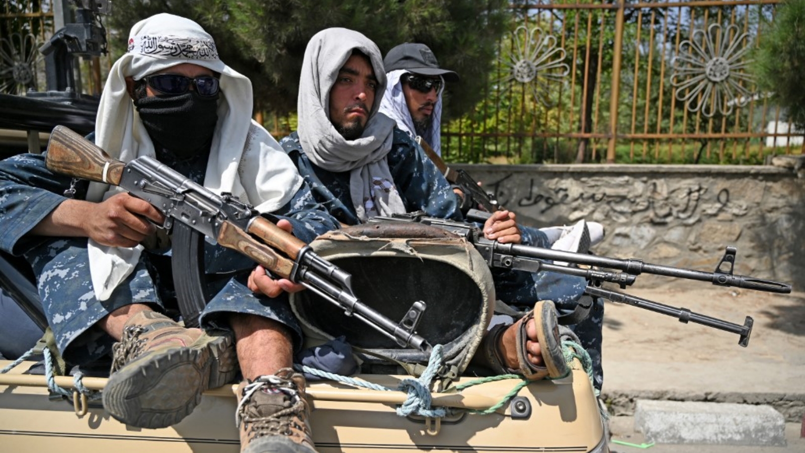 مقاتلو طالبان يقومون بدوريات في أحد شوارع كابول، حيث كانت تهديدات التفجيرات الانتحارية معلّقة على المرحلة الأخيرة من عملية الإجلاء الجوي للجيش الأمريكي من كابول. بتاريخ 29 آب/ أغسطس 2021.