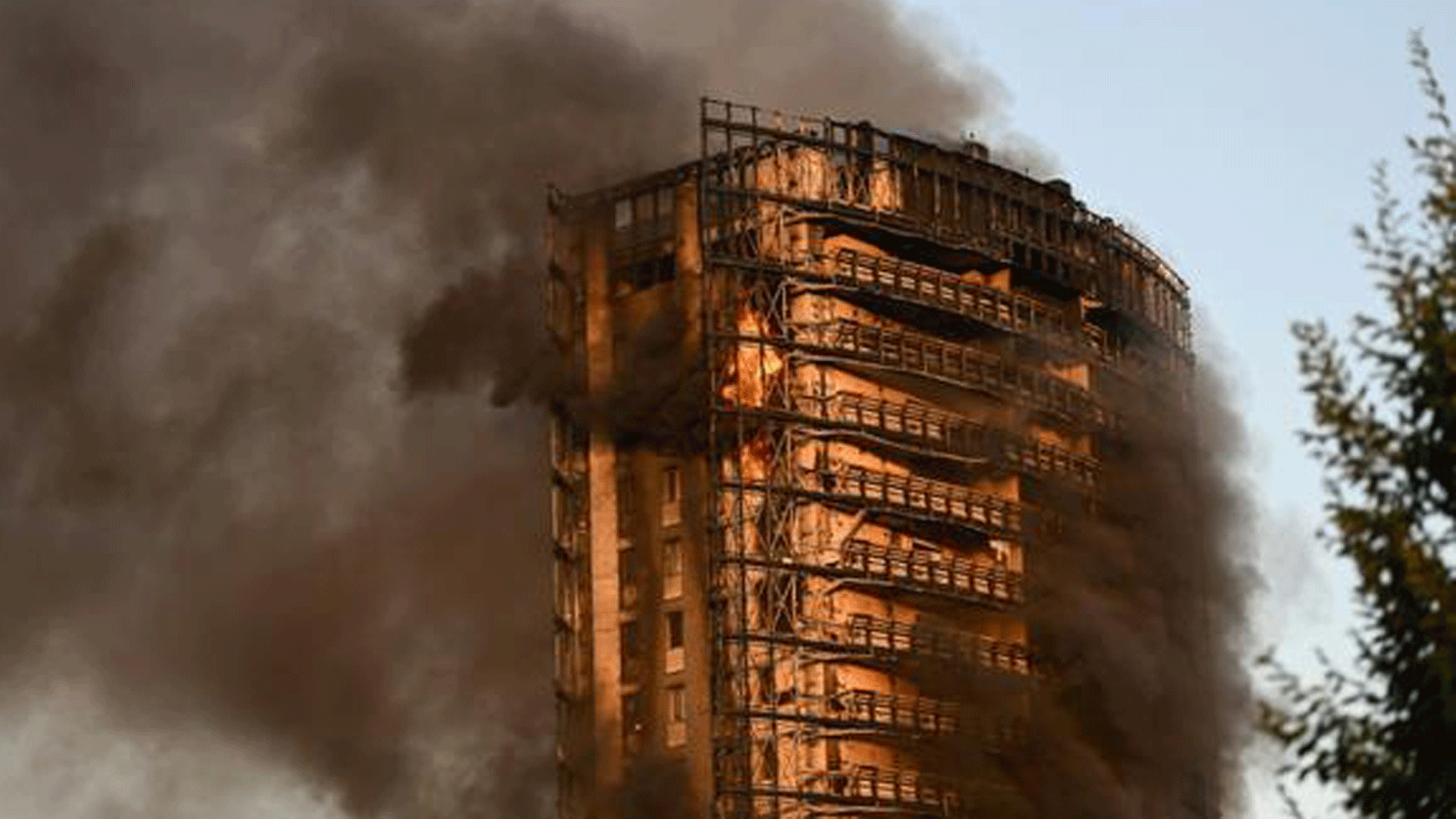 النيران انتشرت في الطوابق العليا قبل انتقالها للسفلى في المبنى المشتعل في ميلانو. 29 آب/ أغسطس 2021