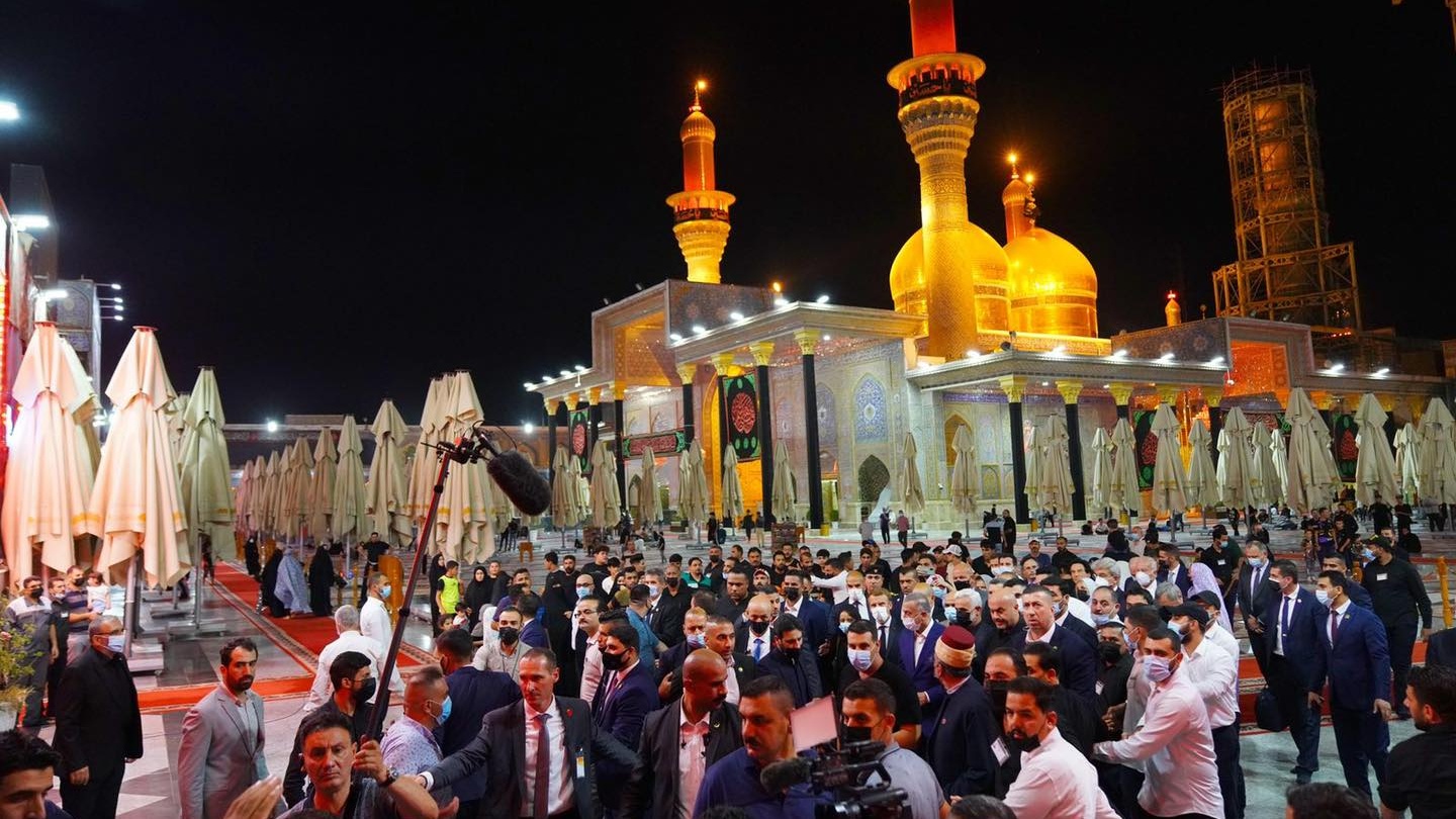 الكاظمي مصطحبًا كاميرون في زيارة ضريح الامامين الكاظمين في بغداد مساء السبت 28 آب أغسطس 2021 ( اعلام رئاسة الحكومة)