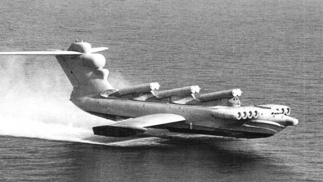 صورة من الأرشيف لنموذج طائرة "لون" السوفياتية الذي تستلهمه الولايات المتحدة اليوم لإنتاج طائرة مائية عملاقة لنقل العديد والعتاد عبر المحيطات