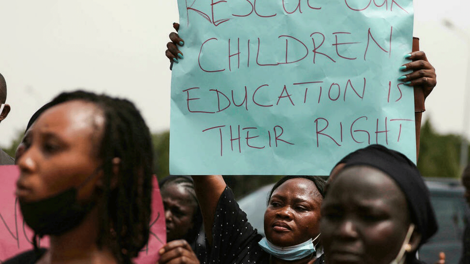 متظاهرات يحملن اللافتات للتنديد باستمرار استهداف المدارس والمطالبة بحماية الطلاب وحقهم في تلقي العلوم في نيجيريا