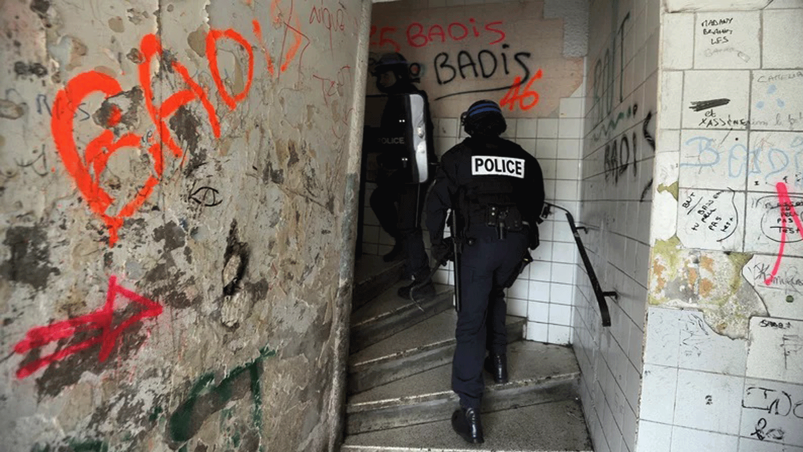 الشرطة تداهم مبنى في الجانب الشمالي من مرسيليا، جنوب فرنسا، كجزء من عملية في كانون الثاني/ يناير 2012 ضد تجارة المخدرات وانتشار الأسلحة