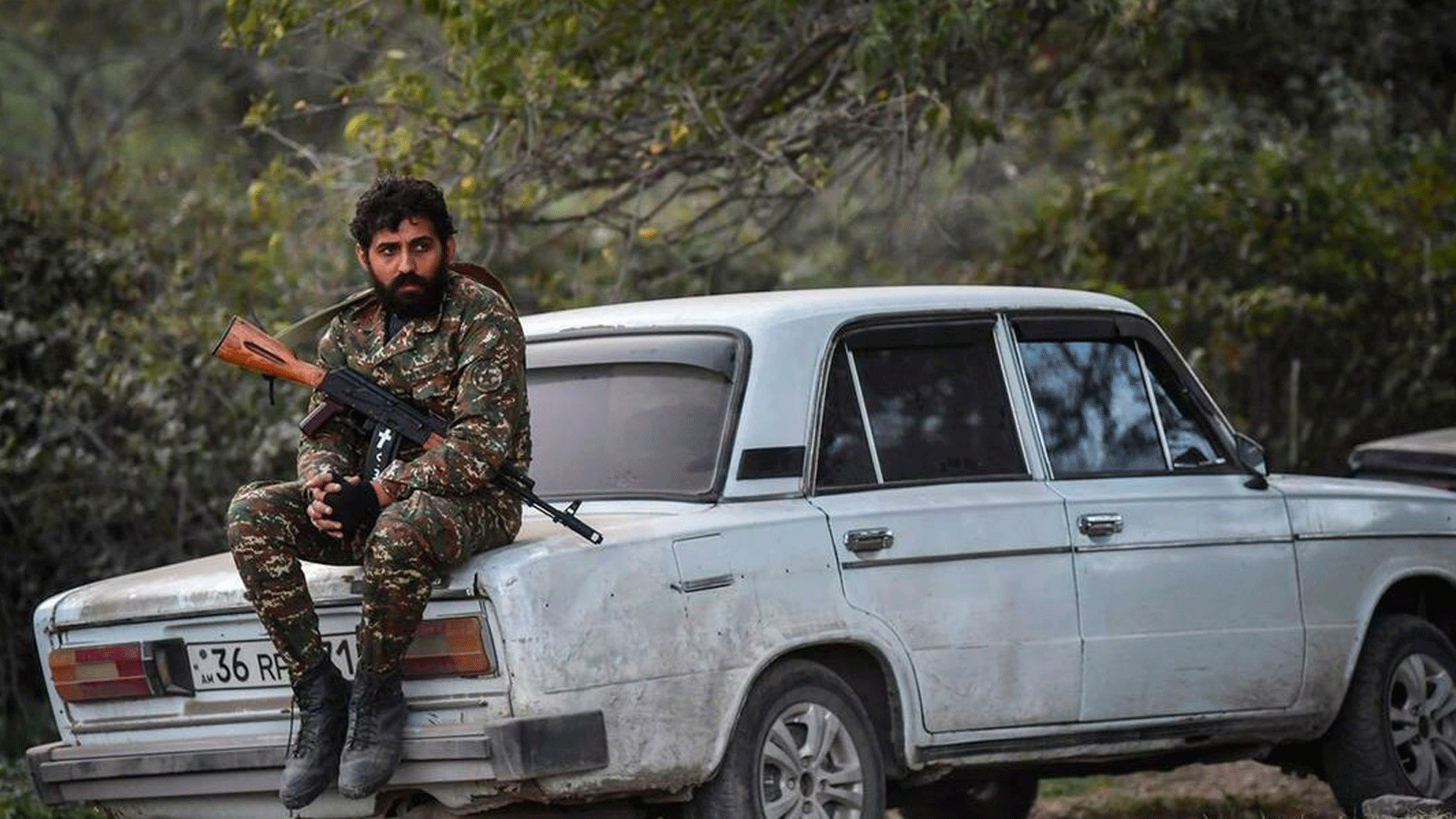 مقاتل متطوع يجلس على سيارة في قرية بجنوب شرق ستيباناكيرت خلال القتال المستمر بين القوات الأرمنية والأذربيجانية