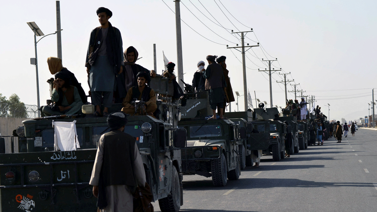 مقاتلو طالبان فوق مركبات همفي يستعدون للمسيرة الاحتفالية في قندهار بعدما سحبت الولايات المتحدة جميع قواتها من أفغانستان. 1 أيلول/ سبتمبر 2021
