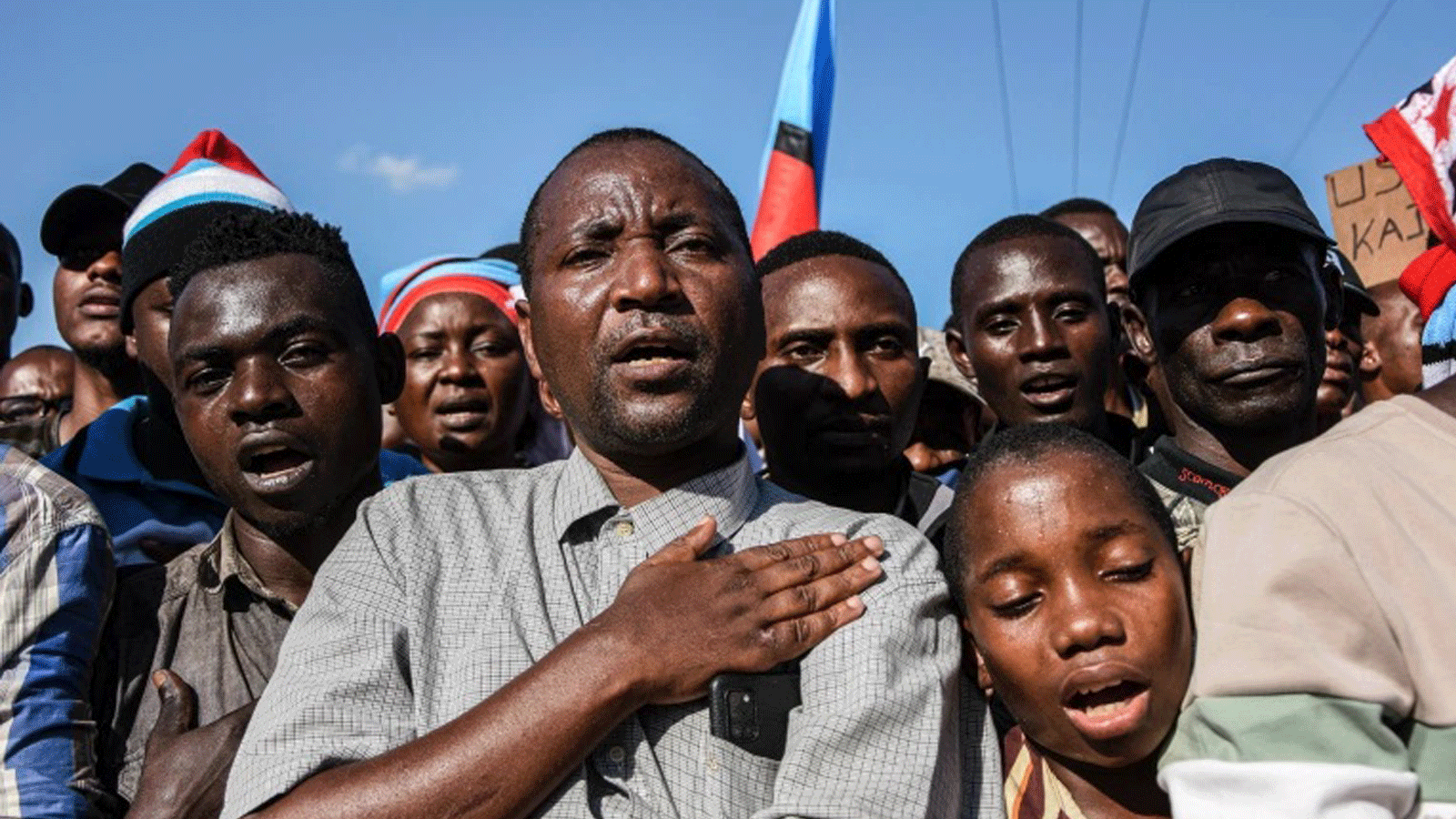 أنصار حزب شاديما المعارض الرئيسي في تنزانيا يغنون النشيد الوطني خلال الإطلاق الرسمي للحملة الانتخابية للحزب لانتخابات أكتوبر في مباغالا زاخم في دار السلام. في 28 آب/ أغسطس 2020