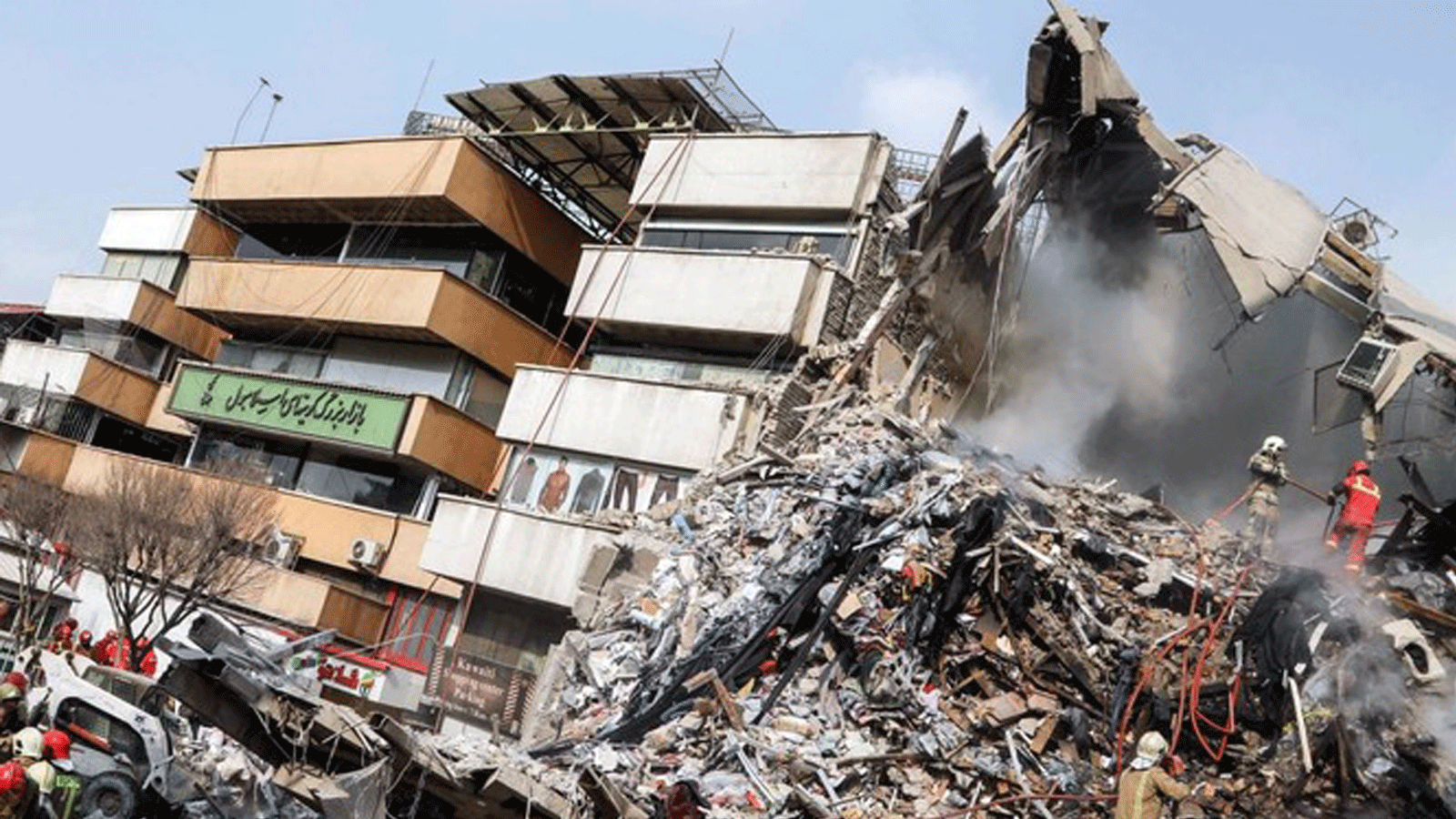 أفراد الطوارئ الإيرانية بحثون عن ضحايا عبر حطام مبنى بلاسكو المكون من 15 طابقاً، والذي انهار في العاصمة طهران. 20 كانون الثاني/ يناير 2017