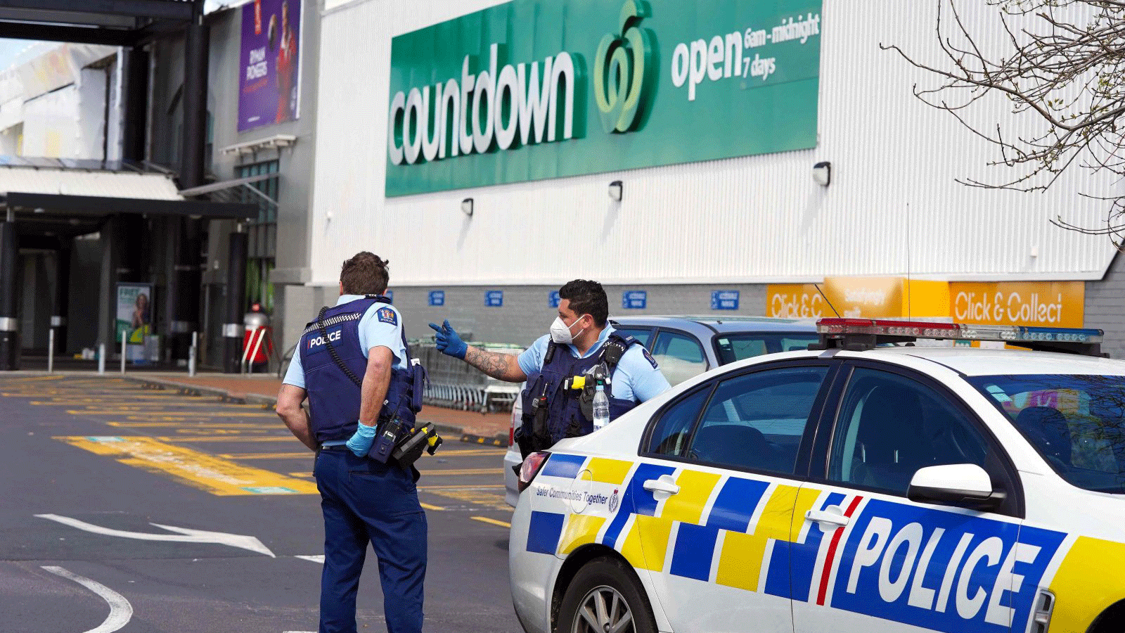 الشرطة خارج سوبر ماركت كونت داون في لين مول في أوكلاند/ نيوزيلندا 4 أيلول/ سبتمبر 2021