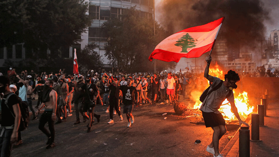 من تظاهرات تشهدها شوارع بيروت دورياً احتجاجاً على تردي الخدمات العامة