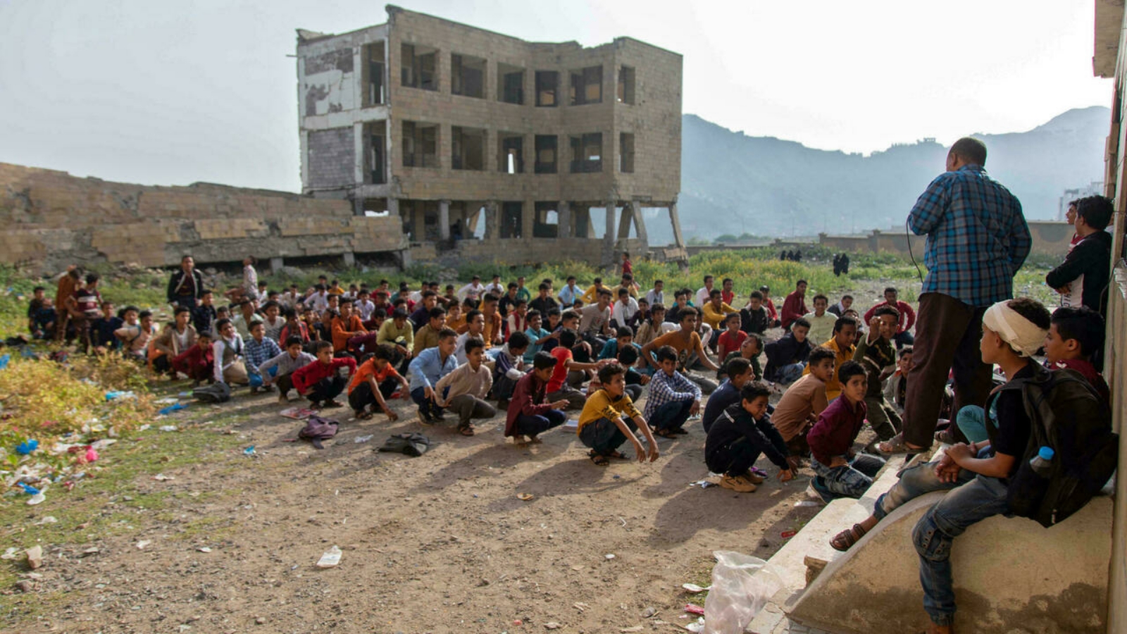 الفصول الدراسية في مدينة تعز اليمنية تُدرَّس في مبانٍ غير مكتملة أو على الأسطح أو حتى في الهواء الطلق.
