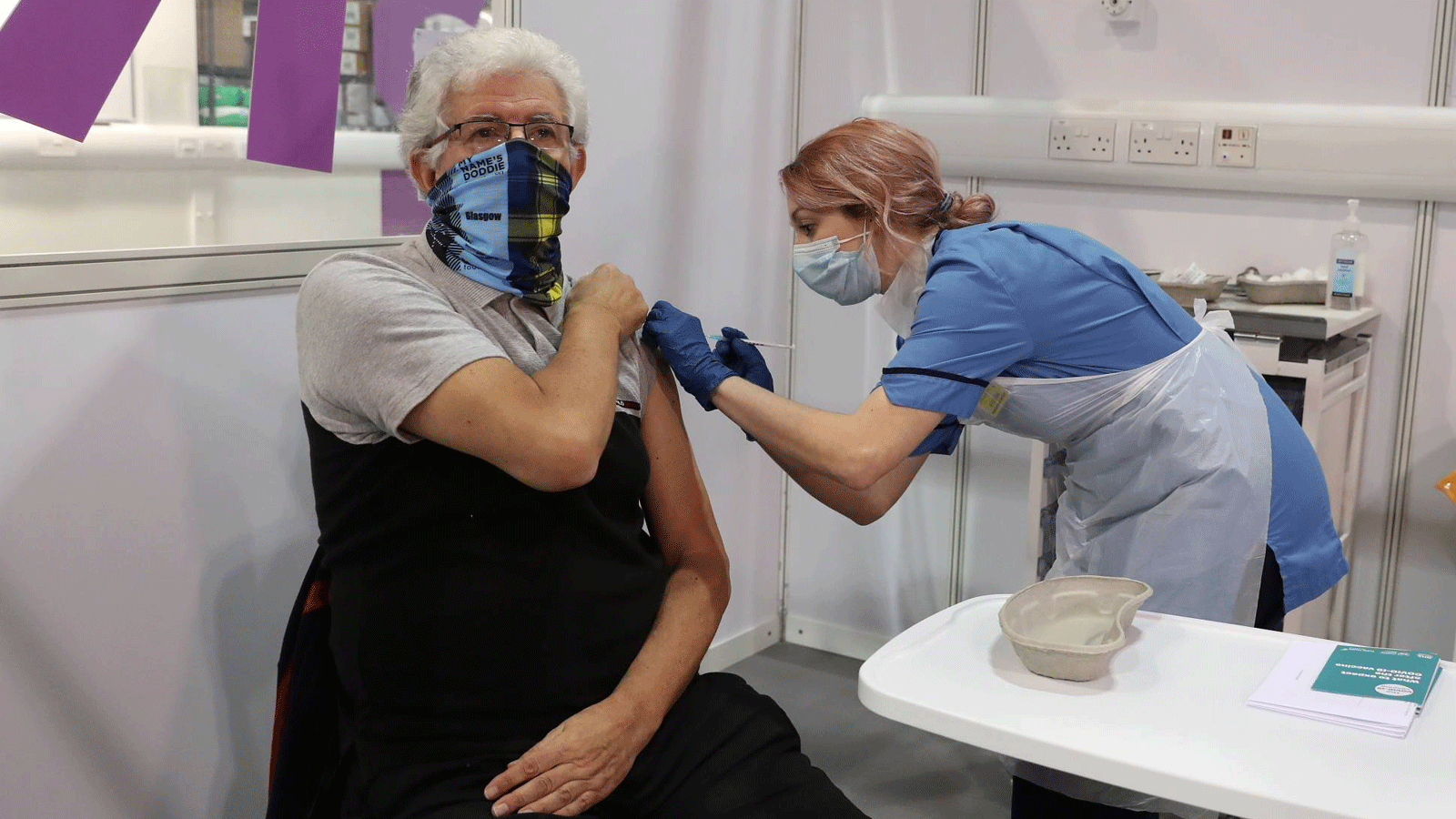 إعطاء لقاح كوفيد-19 في مستشفى NHS Louisa Jordan في غلاسكو، اسكتلندا، في 10 شباط/ فبراير 2021