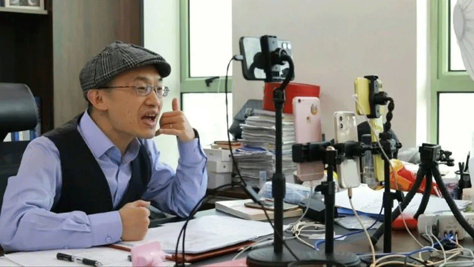 مستشار الزواج Zhu Shenyong يبث نصائح مباشرة عبر عدة هواتف من مكتب صغير في شنغهاي 