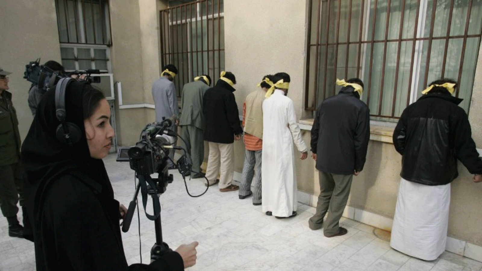 صف من المتهمين بتهريب المخدرات في مركز للشرطة في إيران
