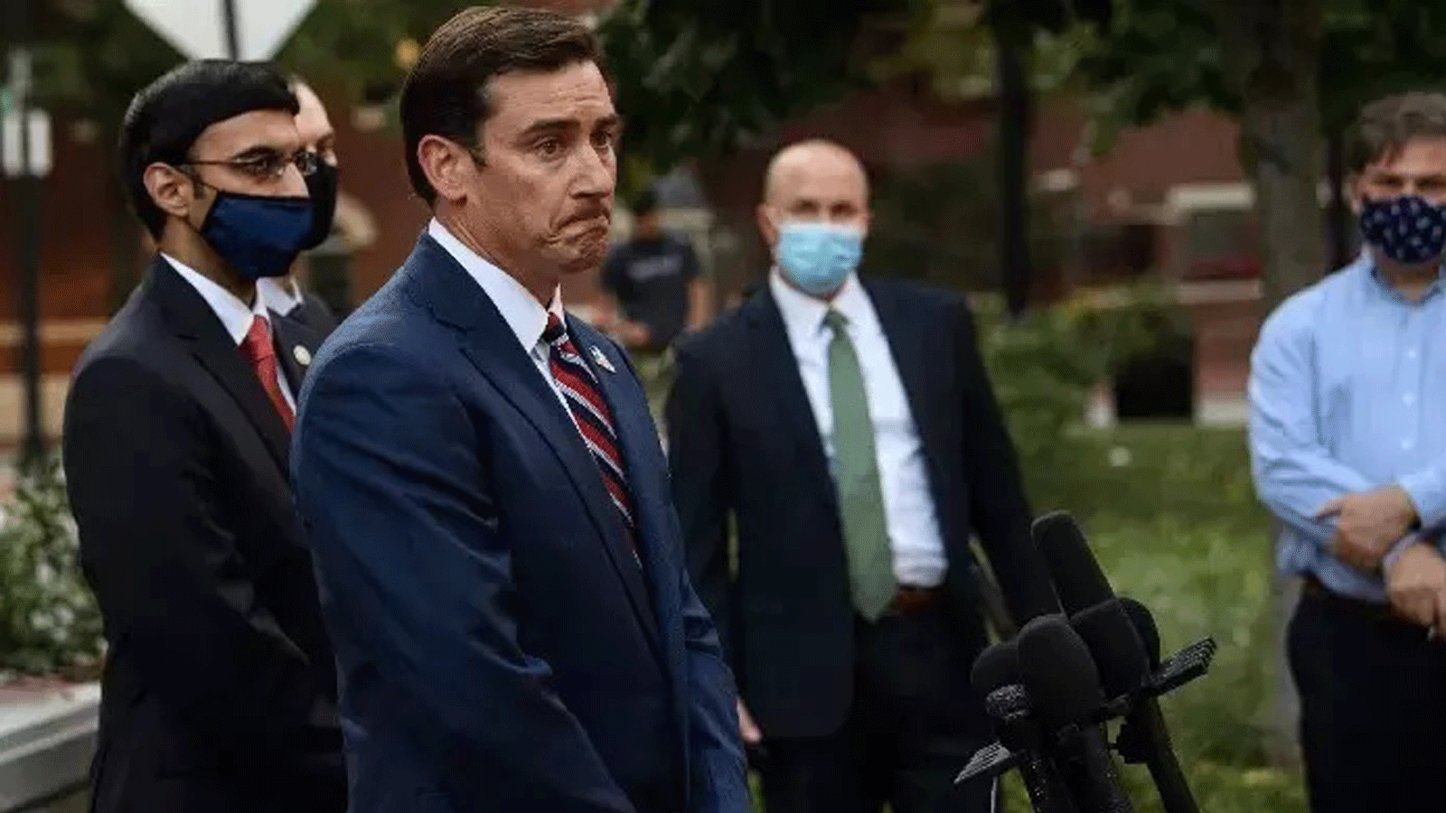 المحامي الأمريكي ج. زاكاري تيرويليجر يتحدث للصحافة بعد الجلسة الأولى لمقاتلي داعش البريطانيين السابقين أليكساندا كوتي والشافعي الشيخ ، التابيعين لخلية الخطف الملقبة بـ "البيتلز" ، في المحكمة الجزئية الأمريكية في الإسكندرية/ فيرجينيا. 7 تشرين الأول/ أكتوبر 2020