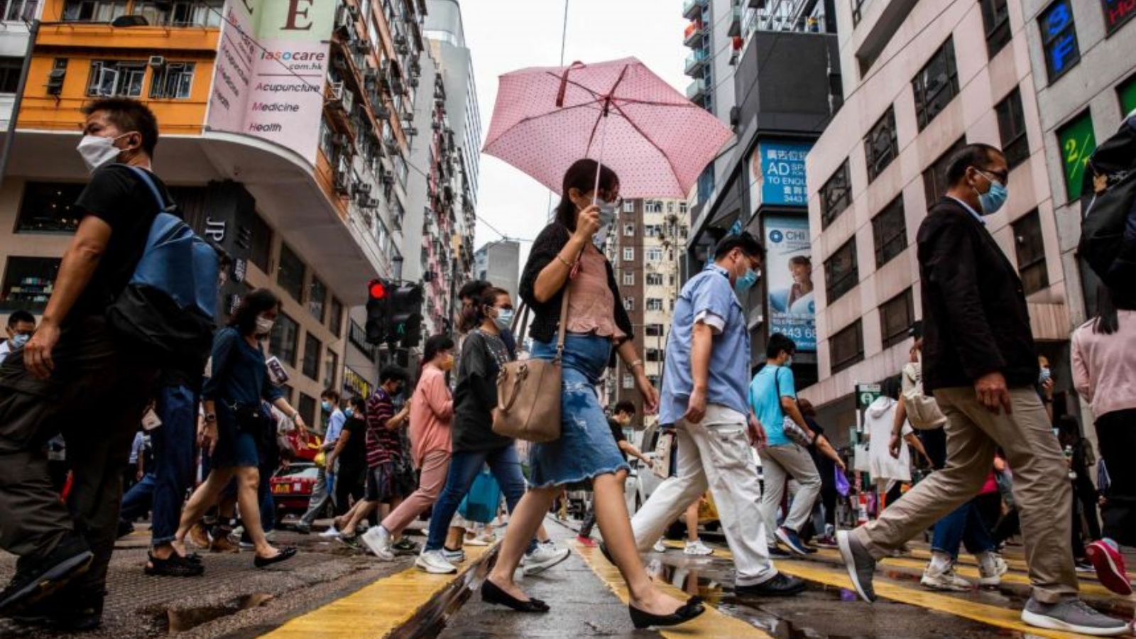ناس في شوارع هونغ كونغ المكتظة دائمًا حيث أدّى عشرات المسؤولين السياسيّين المحليّين في قسم الولاء الجديد للصين.