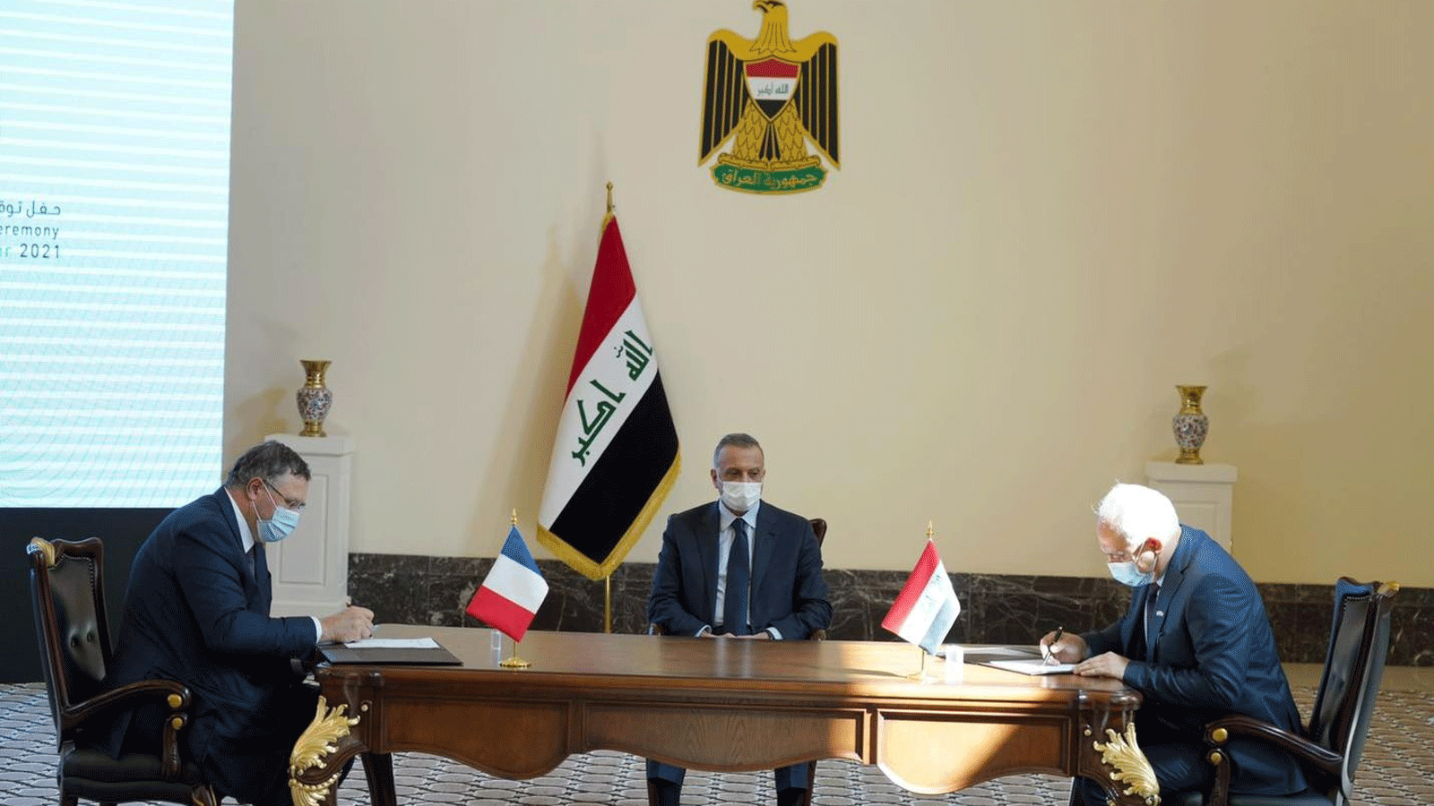 الكاظمي خلال رعايته توقيع أضخم أربعة عقود للغاز والنفط والكهرباء مع شركة توتال الفرنسية. في بغداد 5 أيلول/ سبتمبر 2021 (صورة من إعلام رئاسة الحكومة)