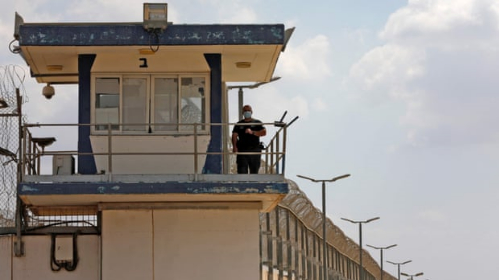 شرطي إسرائيلي يقف حرس مراقبة في سجن جلبوع.