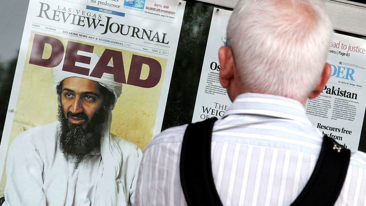 الصحف الأميركية اثناء تغطيتها مقتل زعيم القاعدة أسامة بن لادن في مايو 2011 