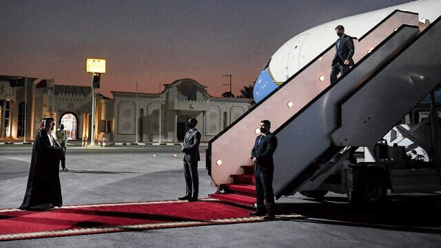 وزير الخارجية الأميركي أنتوني بلينكن في مطار الدوحة
