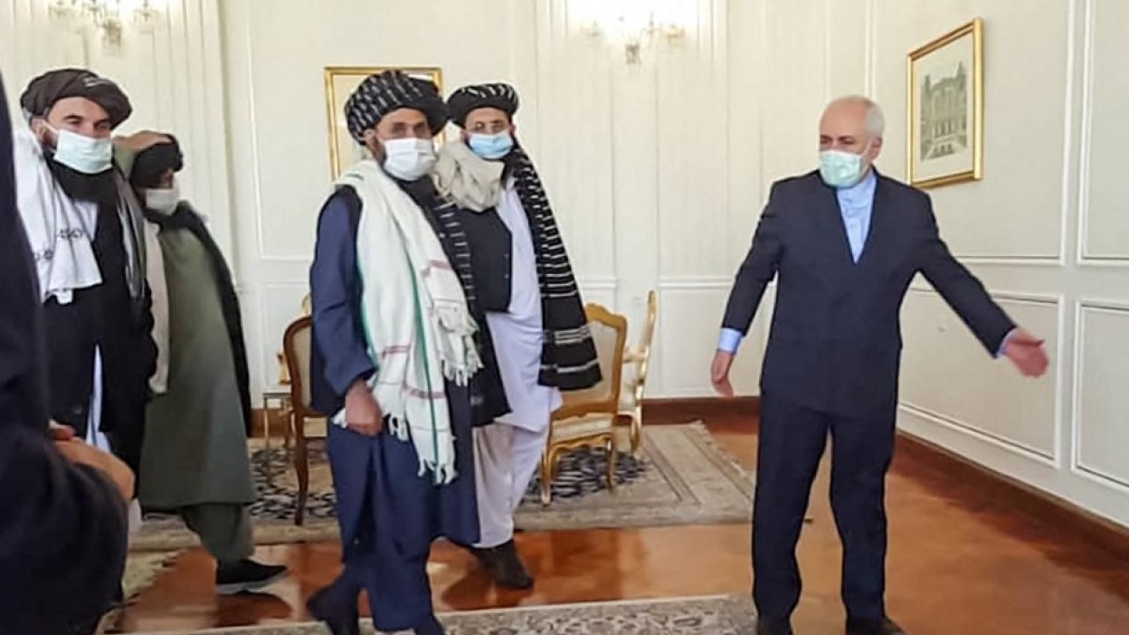 وزير الخارجية الإيراني السابق محمد جواد ظريف مستقبلًا قادة طالبان في طهران