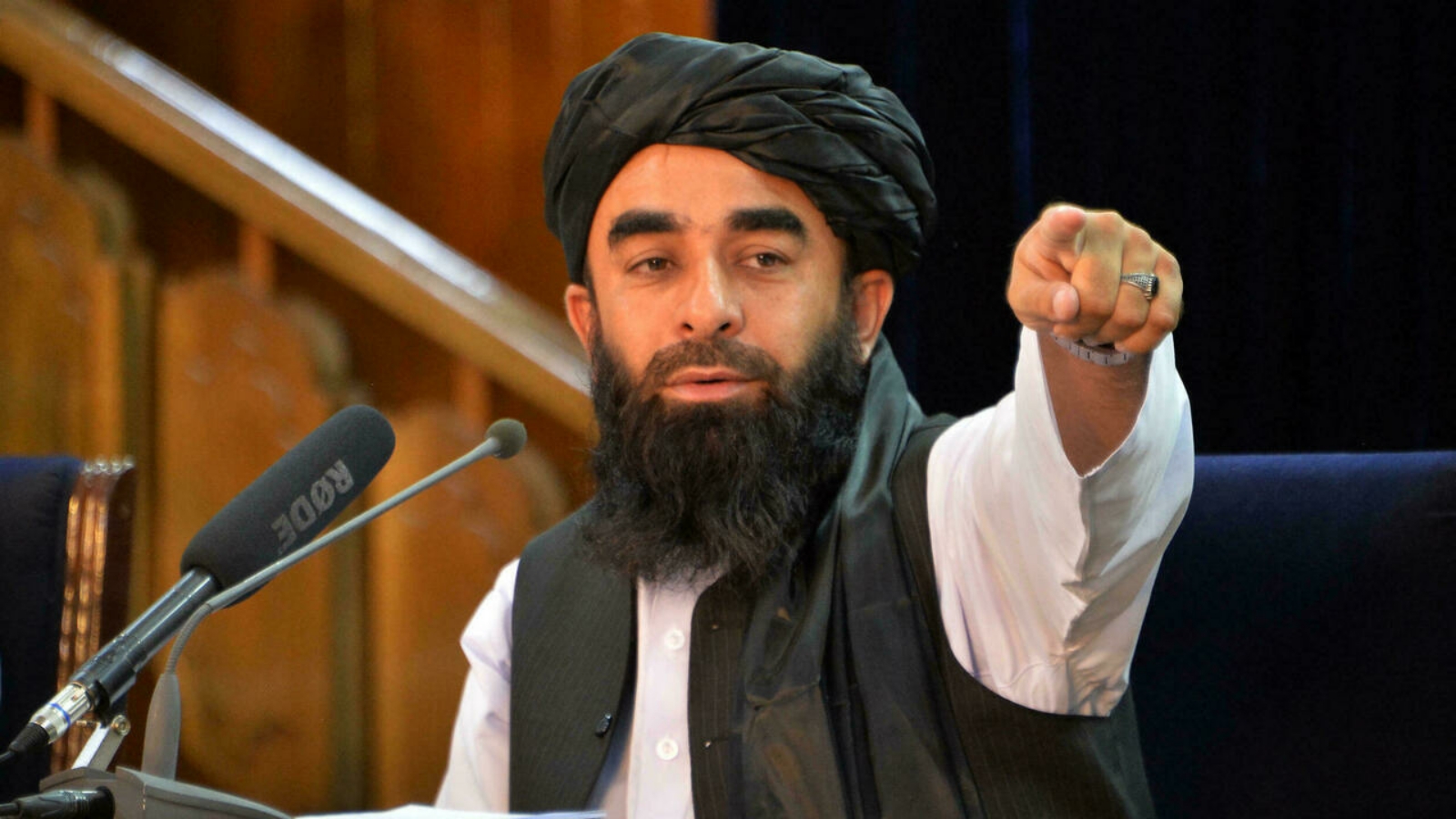 المتحدث باسم طالبان ذبيح الله مجاهد نفسه للجمهور لأول مرة، بعد أيام من سيطرة طالبان على كابول.