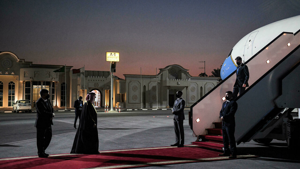 وزير الخارجية الأميركي أنتوني بلينكن (يمين) عند وصوله الى الدوحة في 6 أيلول/سبتمبر 2021