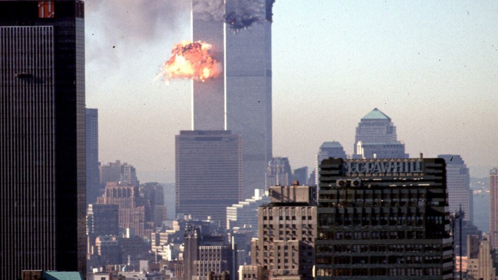 صورة من الأرشيف لبرجي مركز التجارة العالمي في نيويورك لحظة حصول هجمات 11 سبتمبر 2001