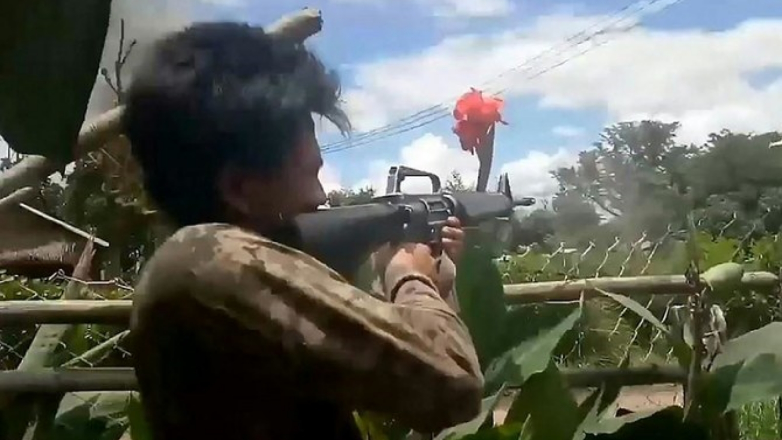 لقطة شاشة من مقطع فيديو بتاريخ 23 أيار/مايو 2021 تظهر مقاتلًا من قوات الدفاع الشعبية أثناء اشتباكات ضد قوات الأمن في ميانمار.