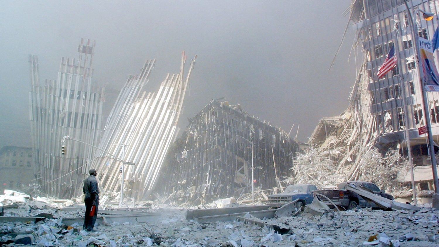 رجل يقف على أنقاض برجي مركز التجارة العالمي بعد هجمات 11 سبتمبر 2001