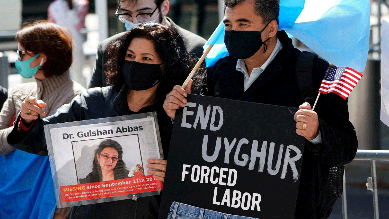 متظاهرون في مدينة نيويورك يحملون لافتات دعماً لحرية مسلمي الأويغور في الصين.22 آذار/ مارس 2021.