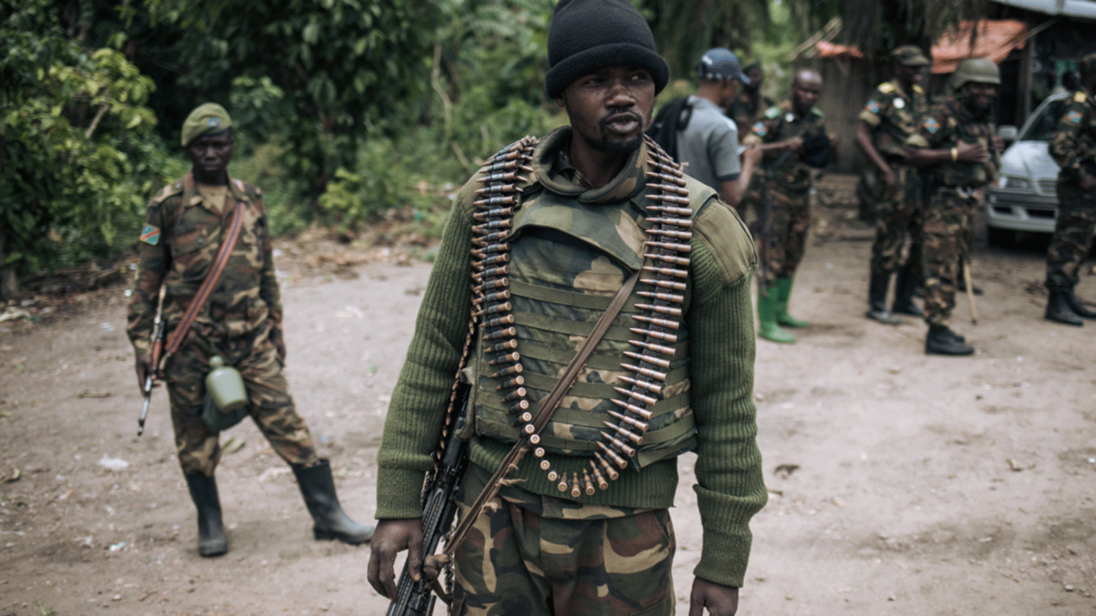 جندي من جمهورية الكونغو الديمقراطية في دورية في قرية منزالاحو، بالقرب من بيني، إثر هجوم مزعوم لأفراد من قوات الحلفاء الديمقراطية. 18 شباط/ فبراير 2020