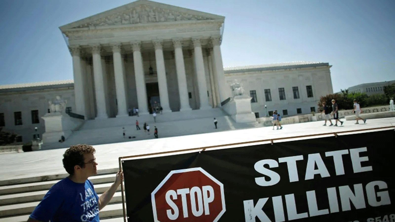 معارضو عقوبة الإعدام يرفعون اللافتات أمام المحكمة العليا في في واشنطن العاصمة. 29 حزيران/ يونيو 2009 