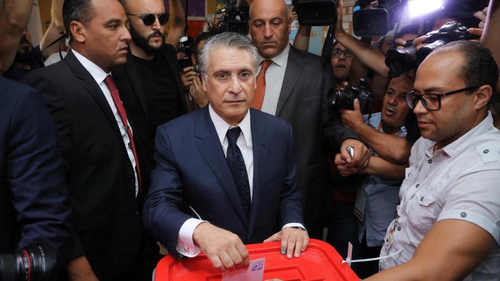 نبيل القروي يُدلي بصوته في مركز اقتراع بالعاصمة تونس في 13 أكتوبر / تشرين الأول 2019 عندما كان مرشحاً للرئاسة. 
