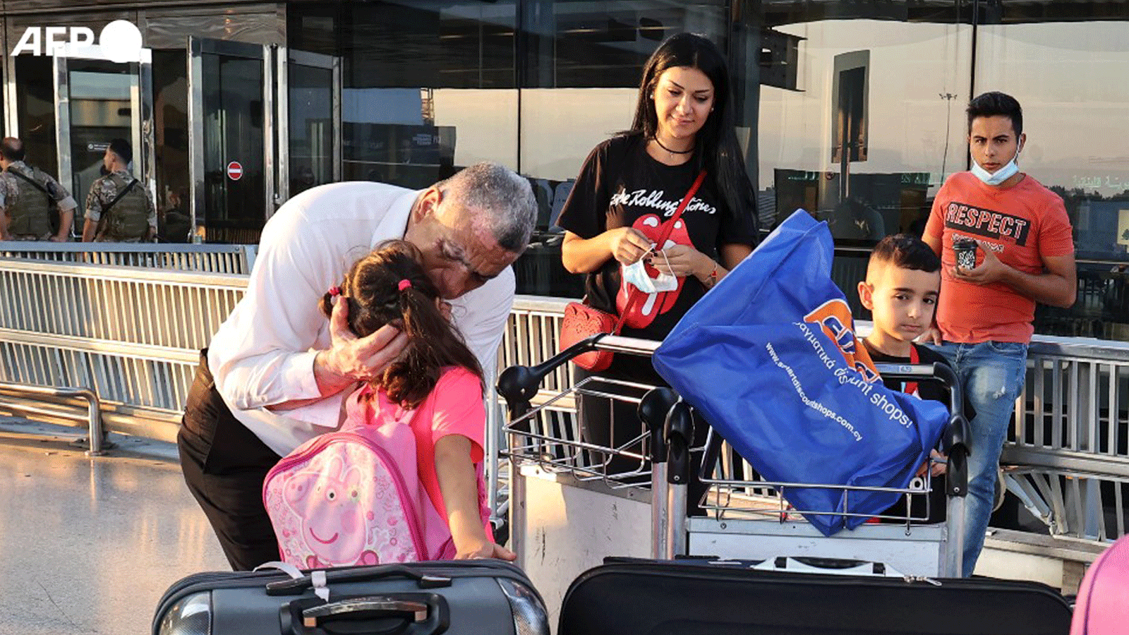 جد يودِّع أحفاده في مطار بيروت الدولي قبل مغادرة عائلة نجله شادي أبي حيدر وزوجته نانور أباشيان، بنية الاستقرار في قبرص