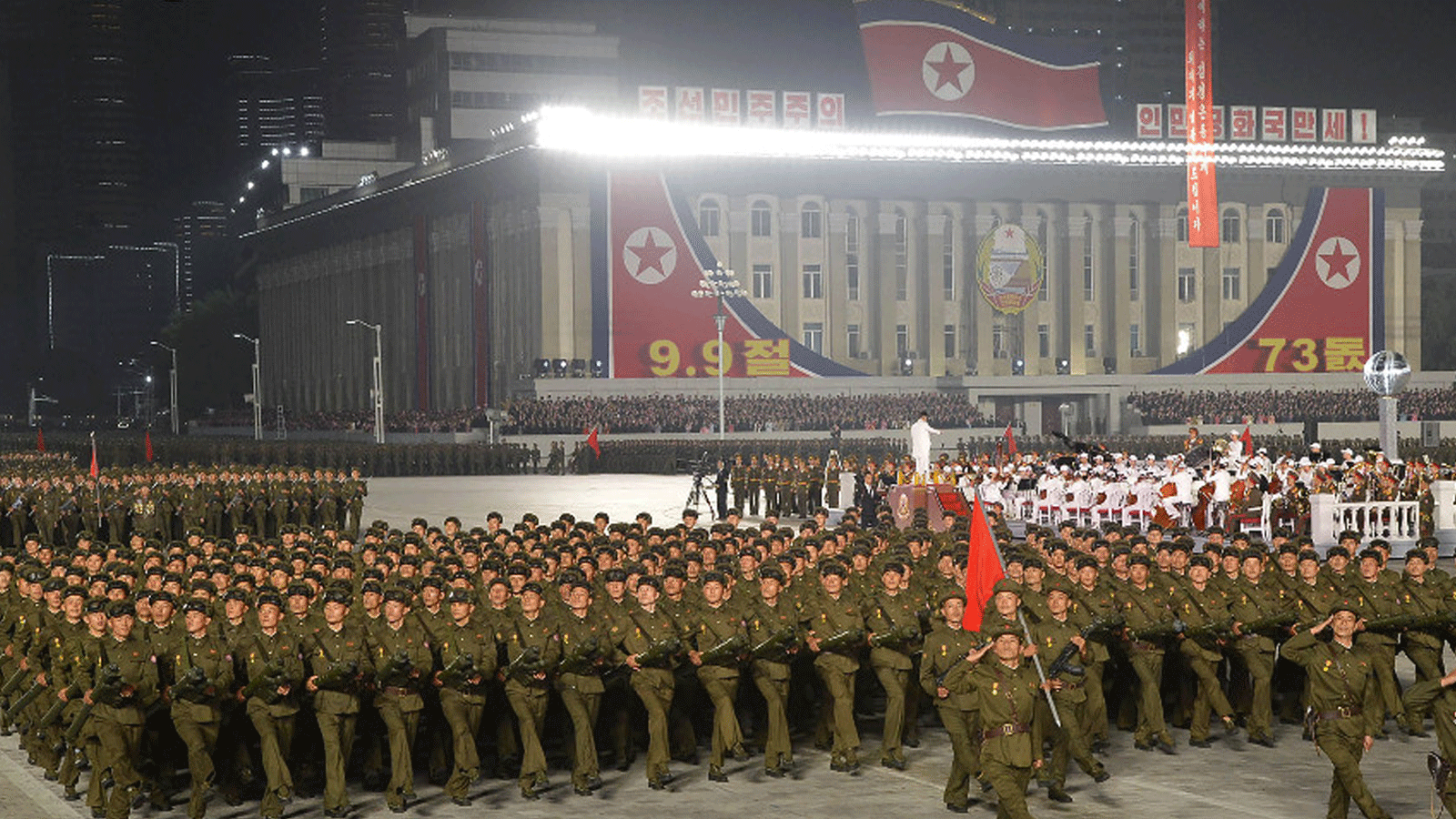 صورة من العرض العسكري الذي أُقيمً ليلاً في بيونغ يانغ لمناسبة الذكرى الثالثة والسبعين لتأسيس جمهورية كوريا الديموقراطية الشعبية 